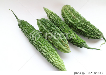 4本に並ぶゴーヤ 82185817