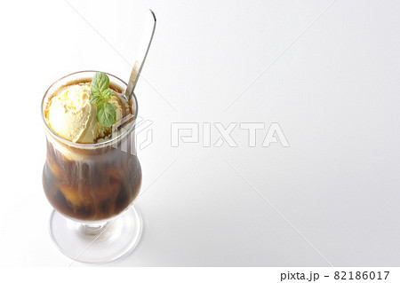 バニラアイスが溶けかかっているコーヒーフロートを白背景で撮影 バニラアイスが溶けかかっているコーヒーフロートを白背景で撮影 82186017
