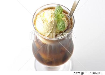 バニラアイスが溶けかかっているコーヒーフロートを白背景で撮影 バニラアイスが溶けかかっているコーヒーフロートを白背景で撮影 82186019