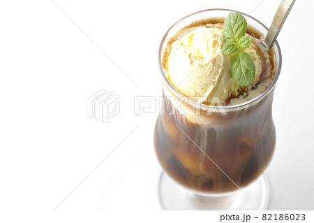 バニラアイスが溶けかかっているコーヒーフロートを白背景で撮影 バニラアイスが溶けかかっているコーヒーフロートを白背景で撮影 82186023