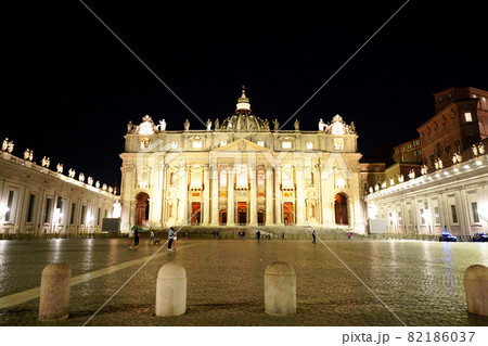 バチカン市国にあるサン・ピエトロ大聖堂のライトアップ バチカン市国にあるサン・ピエトロ大聖堂のライトアップ 82186037