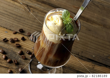 バニラアイスが溶けかかっているコーヒーフロートとコーヒー豆 バニラアイスが溶けかかっているコーヒーフロートとコーヒー豆 82186189