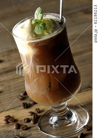 バニラアイスが溶けかかっているコーヒーフロートとコーヒー豆 82186213