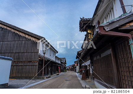 三重県亀山市　東海道関宿のまちなみの中の和菓子屋関の戸と大旅籠玉屋 82186504