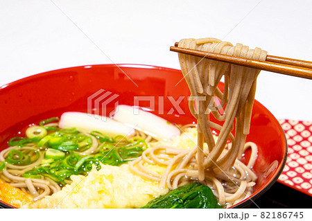年越し蕎麦を食べる 年越し蕎麦を食べる 82186745