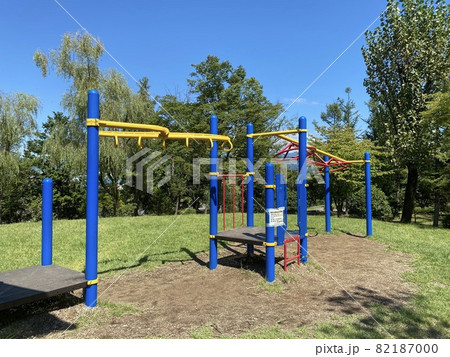 青空の下で子供たちと公園にある遊具で遊ぼう 82187000