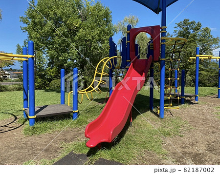 青空の下で子供たちと公園にある遊具で遊ぼう 青空の下で子供たちと公園にある遊具で遊ぼう 82187002