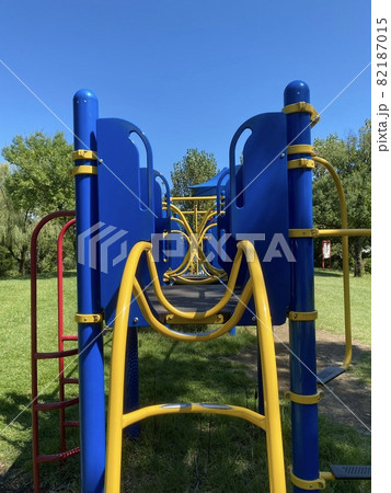 青空の下で子供たちと公園にある遊具で遊ぼう 82187015