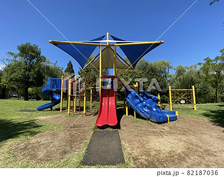 青空の下で子供たちと公園にある遊具で遊ぼう 青空の下で子供たちと公園にある遊具で遊ぼう 82187036