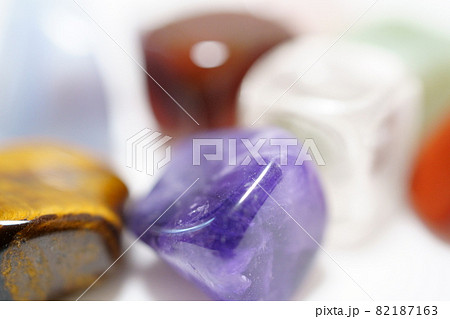 アメジストを中心としたカラフルな半貴石 82187163