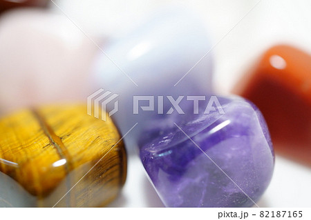 アメジストやタイガーアイなどカラフルな半貴石 82187165