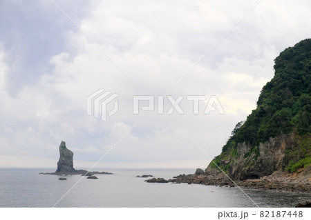 海から伸びる立神岩 82187448