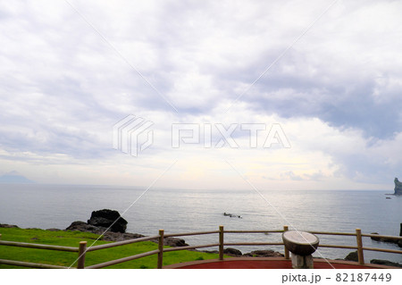 立神岩と開聞岳の広大な風景 立神岩と開聞岳の広大な風景 82187449