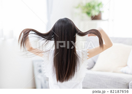ヘアケアイメージ ロングヘアの女性の後ろ姿 ヘアケアイメージ ロングヘアの女性の後ろ姿 82187656