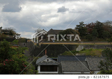 和の風情が漂う杵築の武家屋敷を散策する人たち 82187975