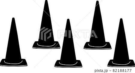 並んだ三角コーンのシルエット 82188177
