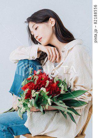 花束を持つ若い女性　 82188556
