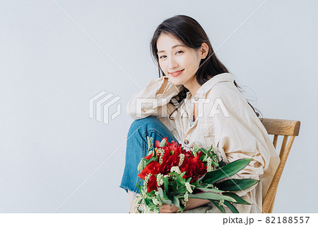 花束を持つ若い女性 花束を持つ若い女性 82188557