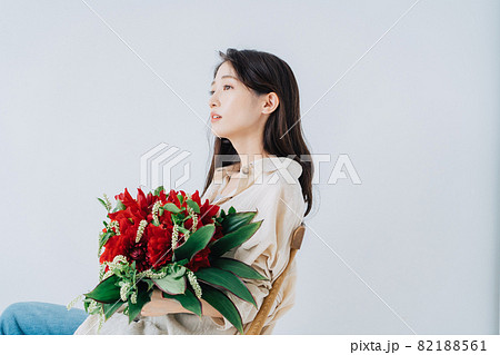 花束を持つ若い女性 花束を持つ若い女性 82188561