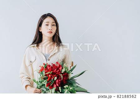 花束を持つ若い女性　 82188562