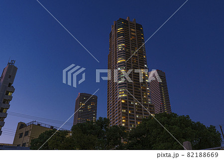 夕暮れ時の弁天町　都市景観　高層ビル【9月中旬】 82188669