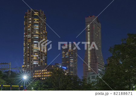 夕暮れ時の弁天町　都市景観　高層ビル【9月中旬】 82188671