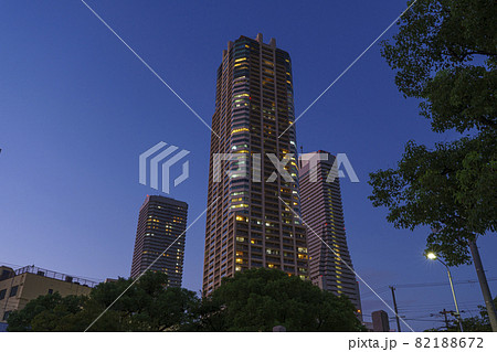 夕暮れ時の弁天町　都市景観　高層ビル【9月中旬】 82188672