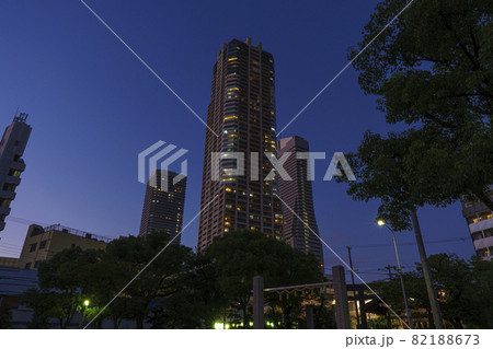 夕暮れ時の弁天町　都市景観　高層ビル【9月中旬】　 82188673