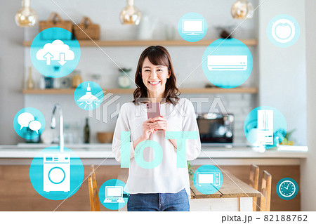 IoTイメージの主婦と家 82188762
