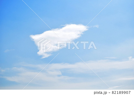 紙ヒコーキの様な浮雲　アートな涌き雲　面白い形の涌き雲 82189907