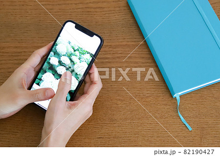スマホを持つ手元 スマホを持つ手元 82190427