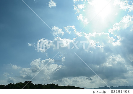 綿雲に隠れた太陽から射す光 綿雲に隠れた太陽から射す光 82191408