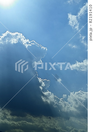 太陽から積雲に向かってさす光 82191410