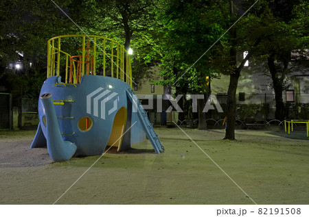 夜の公園イメージ　遊具と広場 82191508