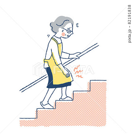 膝の痛みを我慢しながら階段を上る女性 82191838