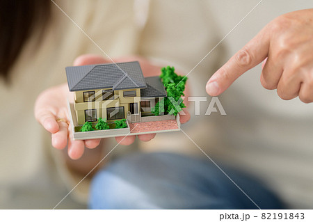 住宅模型を持つシニア夫婦　手元 82191843