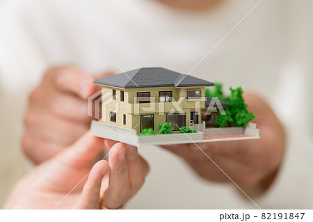 住宅模型を持つシニア夫婦　手元 82191847
