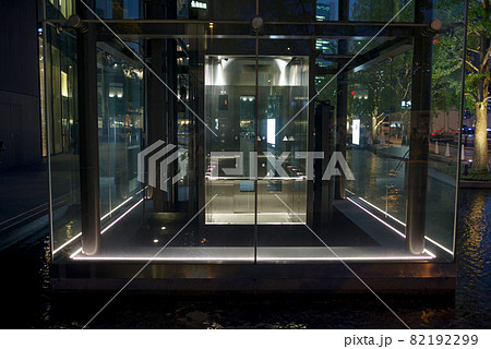 屋外のエレベーター 82192299