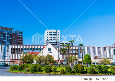 旧国立駅舎が復刻された中央線国立駅前 南口ロータリー 旧国立駅舎が復刻された中央線国立駅前 南口ロータリー 82192711