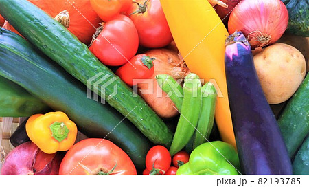 カラフルな緑黄色野菜がずらり 82193785