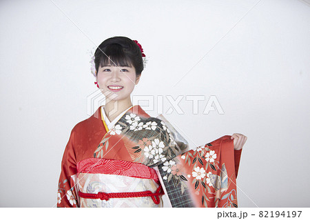 成人式で振袖を着る女性 成人式で振袖を着る女性 82194197