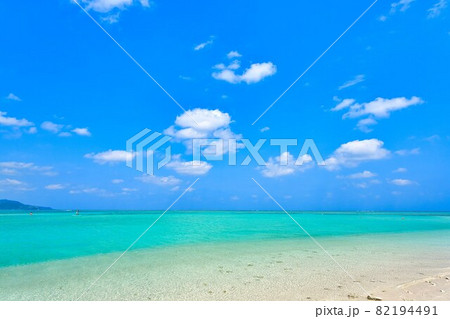 沖縄県久米島はての浜のエメラルドグリーンの海 82194491