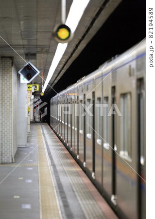 人がいない駅のホームと最終電車 82194589