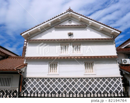 東広島市西条町　酒蔵と秋の青空　（広島県） 82194764