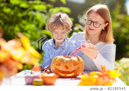 Family carving pumpkin for Halloween 82195545