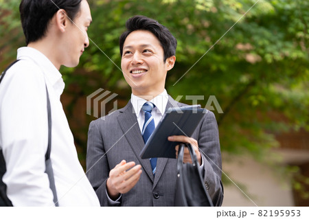 不動産　部屋探し　ビジネスマン　仲介 82195953