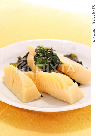 若竹煮 ワカメとタケノコの煮物 ホウレンソウの胡麻和え乗せ 若竹煮 ワカメとタケノコの煮物 ホウレンソウの胡麻和え乗せ 82196780