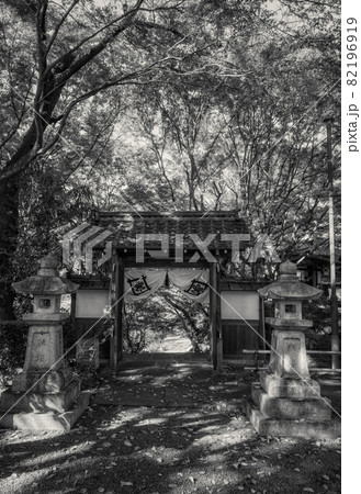 京都、松ヶ崎大黒天（妙円寺）の門と境内の秋の風景です（モノクローム） 82196919