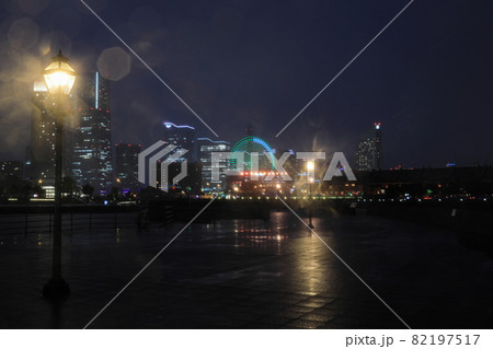 雨の日のみなとみらいの夜景 82197517