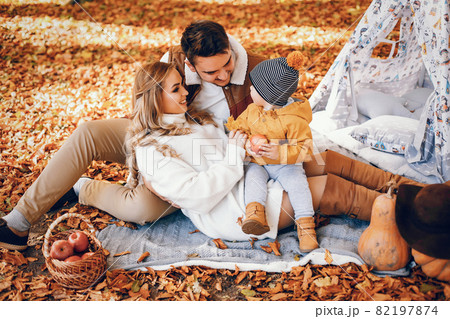 Beautiful and stylish family in a park 82197874